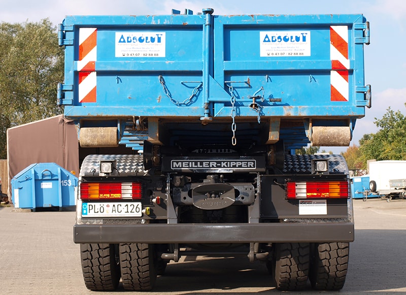 LKW mit Container von hinten